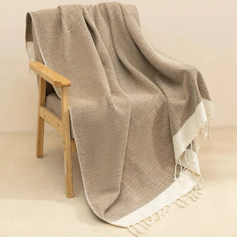 Couverture en coton turc avec pompons décoratifs