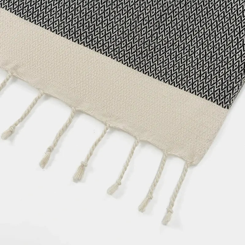Couverture en coton turc avec pompons décoratifs